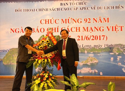 Tổng cục trưởng Nguyễn Văn Tuấn tặng lẵng hoa chúc mừng đội ngũ những người làm báo nhân ngày Báo chí cách mạng Việt Nam 